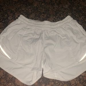 lululemon white hotty hots 4”